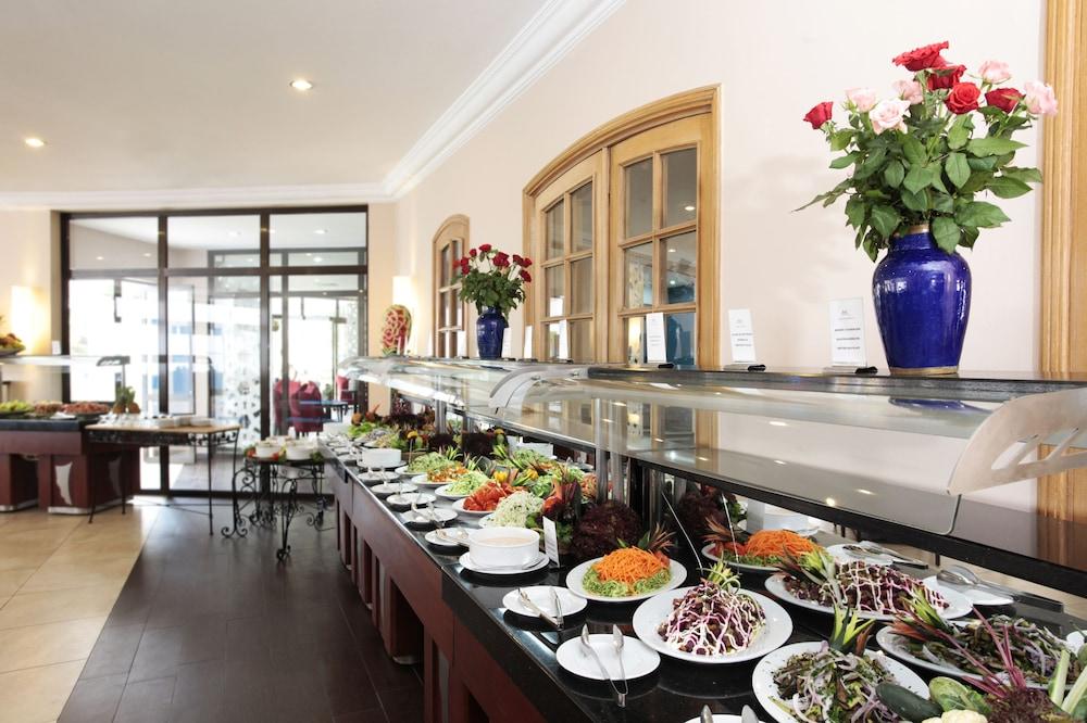 Tui Suneo Kenzi Europa Agadir Ngoại thất bức ảnh A buffet at a hotel